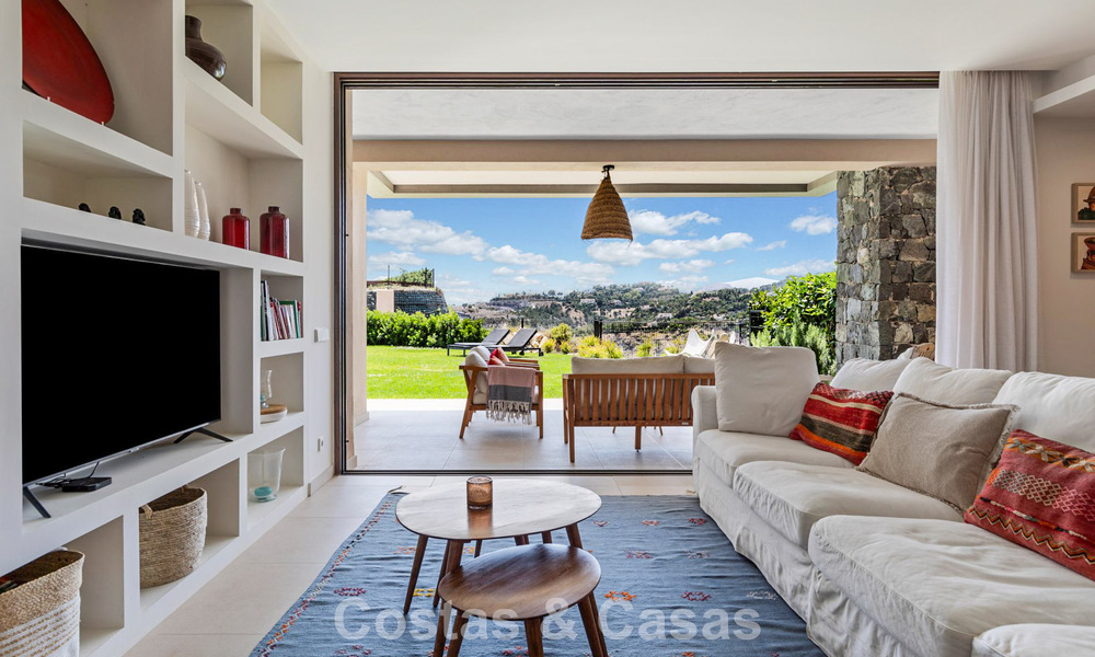 Apartamento en planta baja, con un amplio jardín privado, en venta en un resort de golf en Marbella - Benahavís 785892