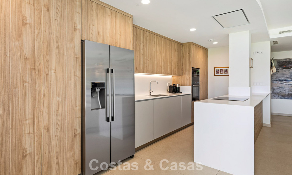 Apartamento en planta baja, con un amplio jardín privado, en venta en un resort de golf en Marbella - Benahavís 785896
