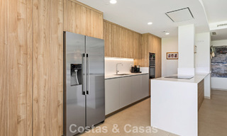 Apartamento en planta baja, con un amplio jardín privado, en venta en un resort de golf en Marbella - Benahavís 785896 