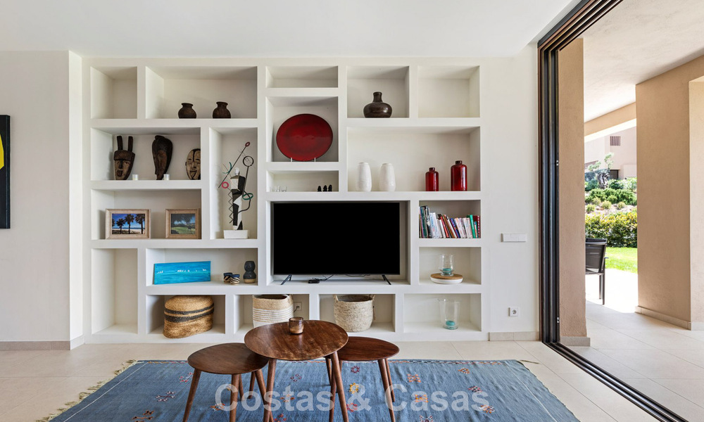 Apartamento en planta baja, con un amplio jardín privado, en venta en un resort de golf en Marbella - Benahavís 785897