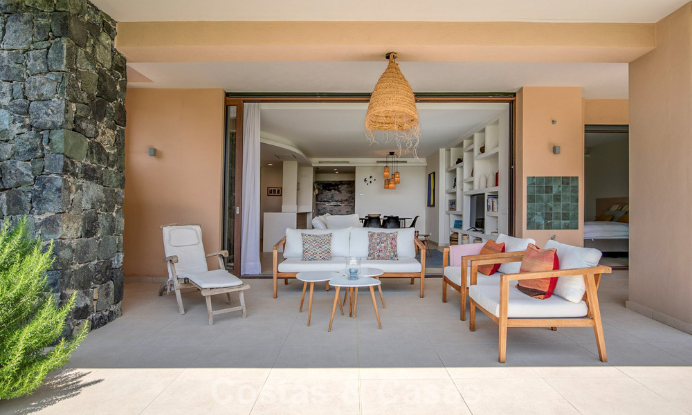 Apartamento en planta baja, con un amplio jardín privado, en venta en un resort de golf en Marbella - Benahavís 785898