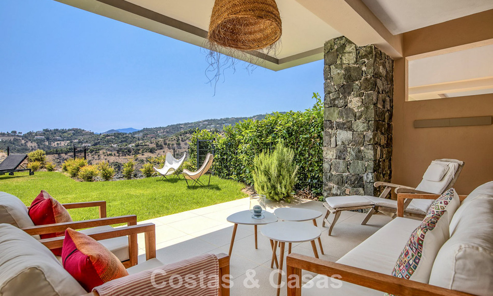 Apartamento en planta baja, con un amplio jardín privado, en venta en un resort de golf en Marbella - Benahavís 785899