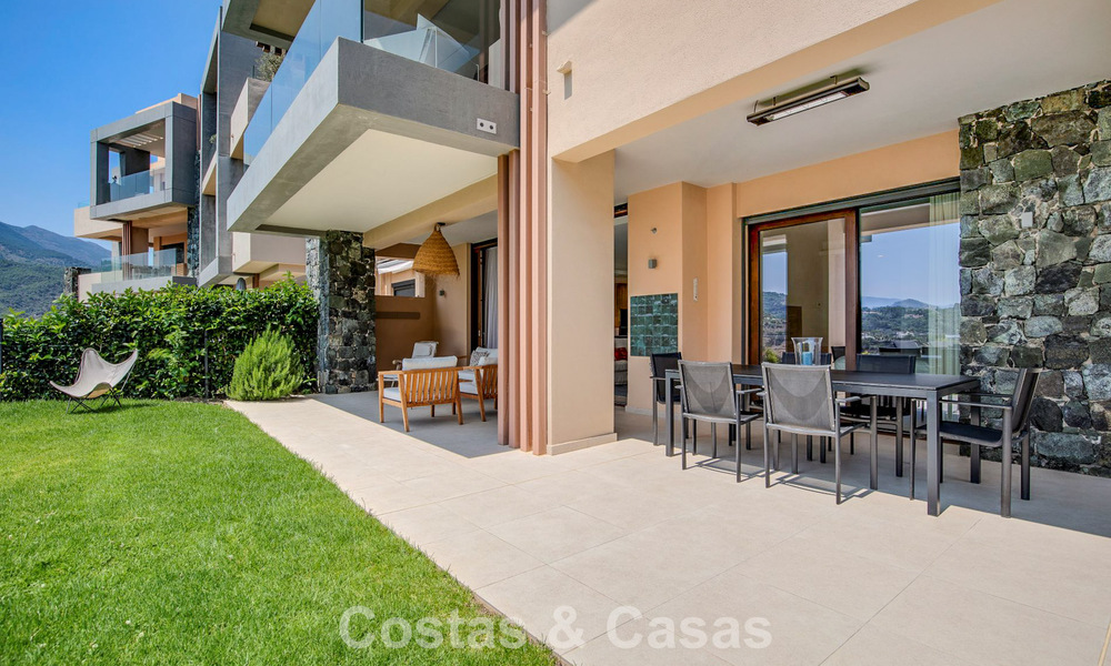 Apartamento en planta baja, con un amplio jardín privado, en venta en un resort de golf en Marbella - Benahavís 785900