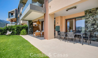 Apartamento en planta baja, con un amplio jardín privado, en venta en un resort de golf en Marbella - Benahavís 785900 