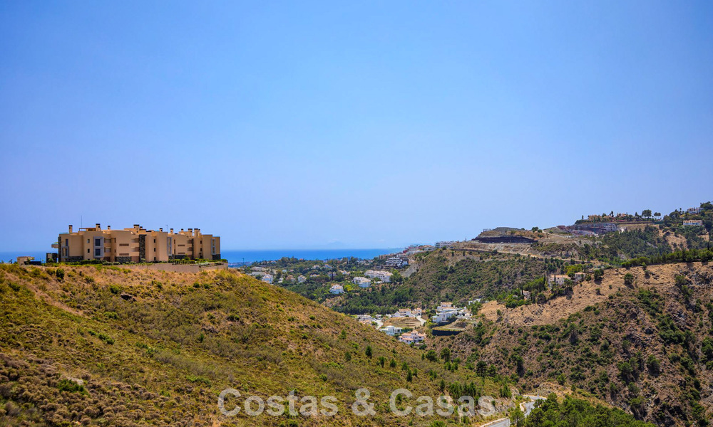 Apartamento en planta baja, con un amplio jardín privado, en venta en un resort de golf en Marbella - Benahavís 785901