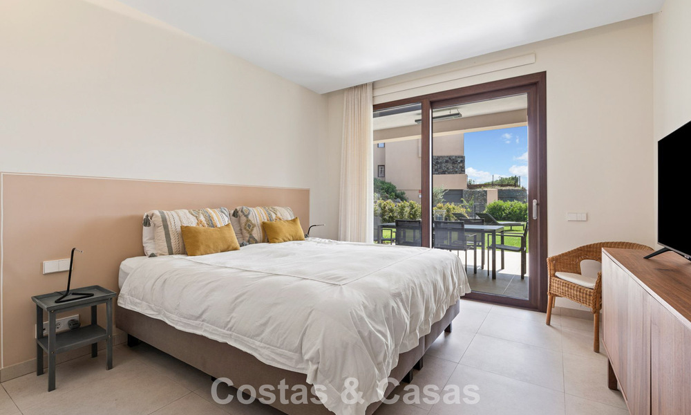 Apartamento en planta baja, con un amplio jardín privado, en venta en un resort de golf en Marbella - Benahavís 785902