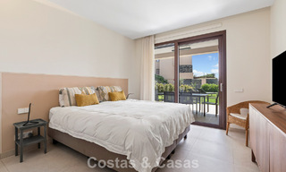 Apartamento en planta baja, con un amplio jardín privado, en venta en un resort de golf en Marbella - Benahavís 785902 