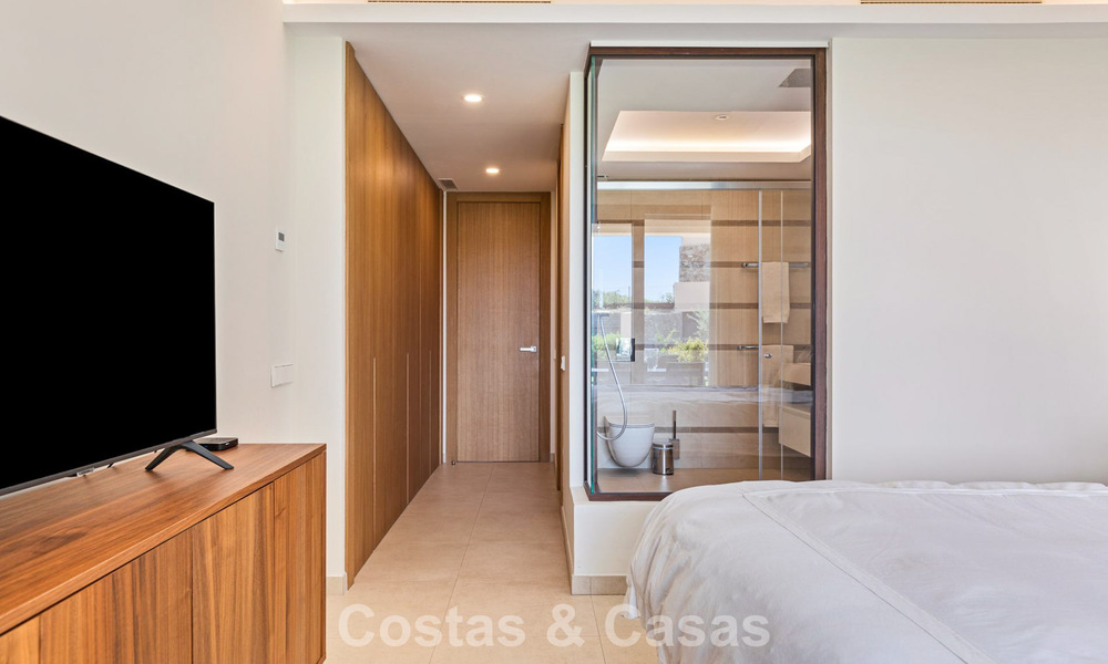 Apartamento en planta baja, con un amplio jardín privado, en venta en un resort de golf en Marbella - Benahavís 785903