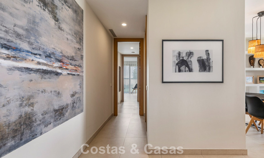 Apartamento en planta baja, con un amplio jardín privado, en venta en un resort de golf en Marbella - Benahavís 785905