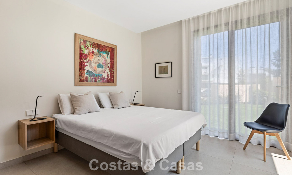 Apartamento en planta baja, con un amplio jardín privado, en venta en un resort de golf en Marbella - Benahavís 785907
