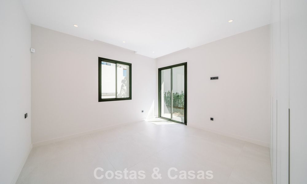 Villa nueva lista para entrar a vivir, con arquitectura contemporánea, en venta a un paso de la playa en Estepona 786244