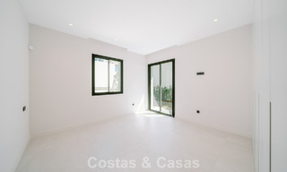 Villa nueva lista para entrar a vivir, con arquitectura contemporánea, en venta a un paso de la playa en Estepona 786244 