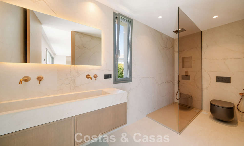 Villa nueva lista para entrar a vivir, con arquitectura contemporánea, en venta a un paso de la playa en Estepona 786245