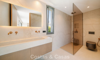 Villa nueva lista para entrar a vivir, con arquitectura contemporánea, en venta a un paso de la playa en Estepona 786245 