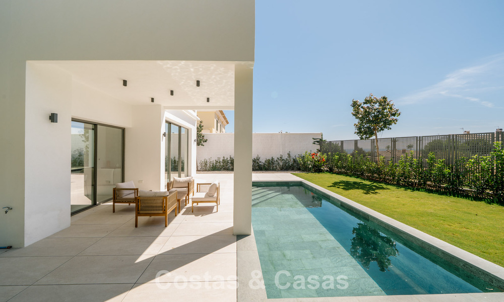 Villa nueva lista para entrar a vivir, con arquitectura contemporánea, en venta a un paso de la playa en Estepona 786246