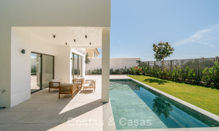 Villa nueva lista para entrar a vivir, con arquitectura contemporánea, en venta a un paso de la playa en Estepona 786246 