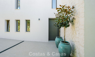 Villa nueva lista para entrar a vivir, con arquitectura contemporánea, en venta a un paso de la playa en Estepona 786247 