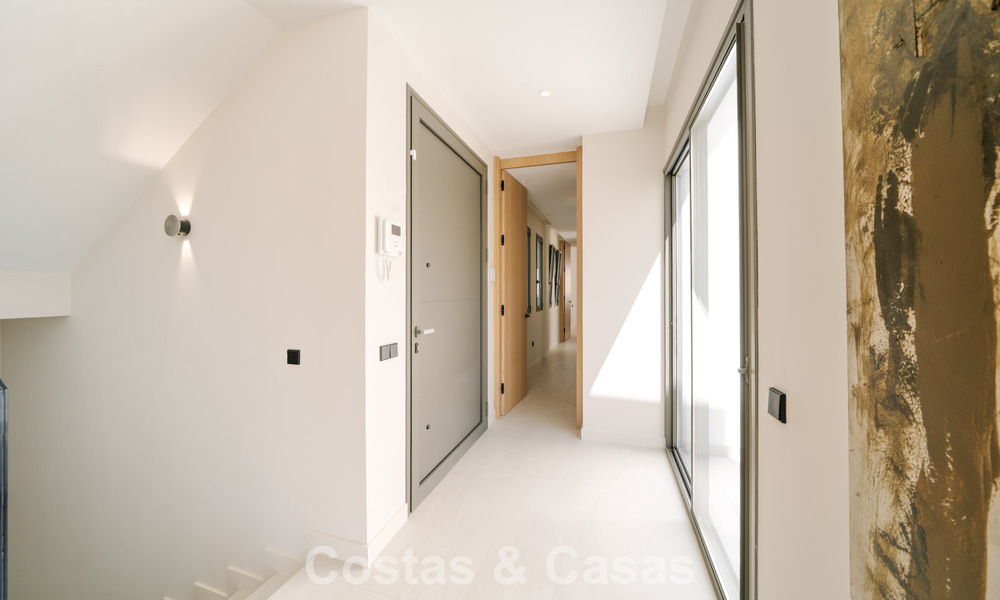 Villa nueva lista para entrar a vivir, con arquitectura contemporánea, en venta a un paso de la playa en Estepona 786248