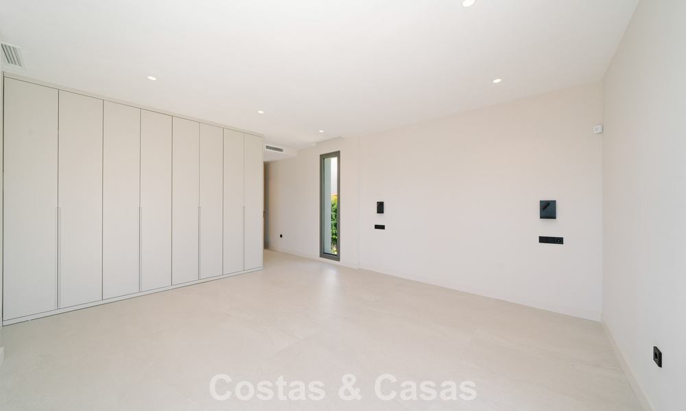 Villa nueva lista para entrar a vivir, con arquitectura contemporánea, en venta a un paso de la playa en Estepona 786249