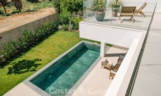 Villa nueva lista para entrar a vivir, con arquitectura contemporánea, en venta a un paso de la playa en Estepona 786251 