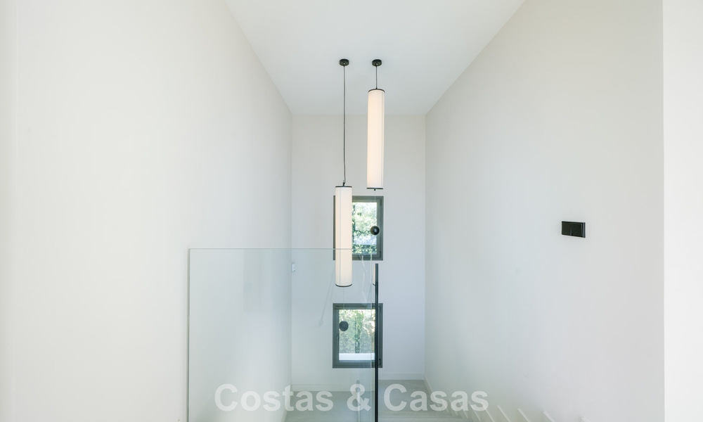 Villa nueva lista para entrar a vivir, con arquitectura contemporánea, en venta a un paso de la playa en Estepona 786252