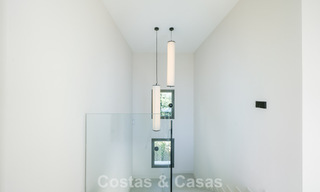 Villa nueva lista para entrar a vivir, con arquitectura contemporánea, en venta a un paso de la playa en Estepona 786252 