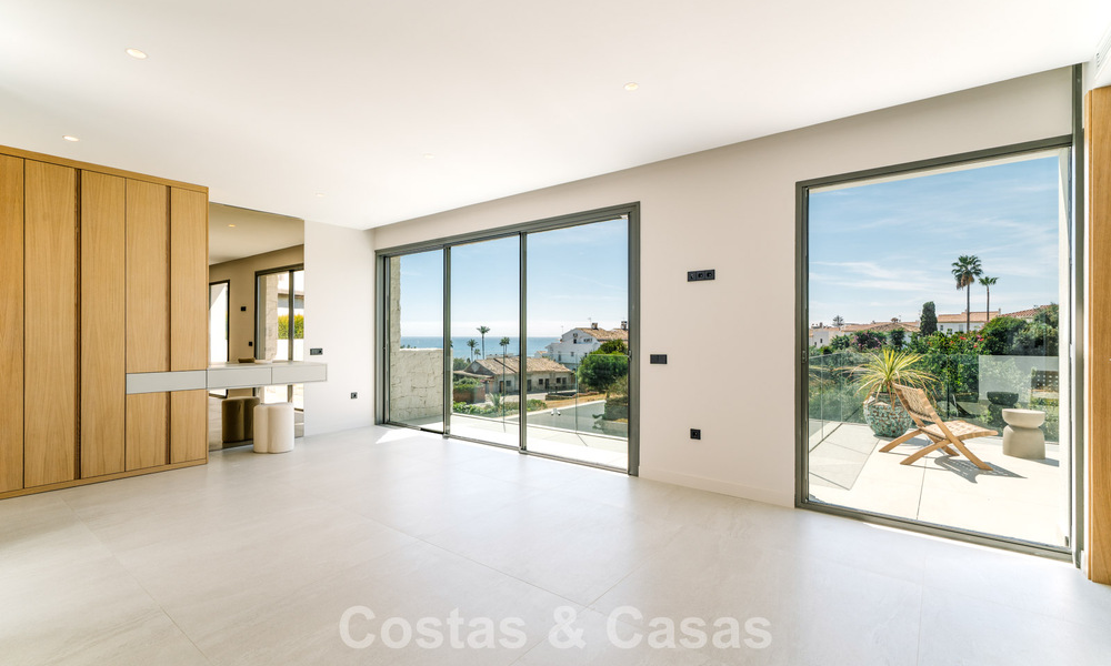 Villa nueva lista para entrar a vivir, con arquitectura contemporánea, en venta a un paso de la playa en Estepona 786253