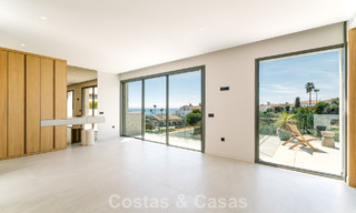 Villa nueva lista para entrar a vivir, con arquitectura contemporánea, en venta a un paso de la playa en Estepona 786253 
