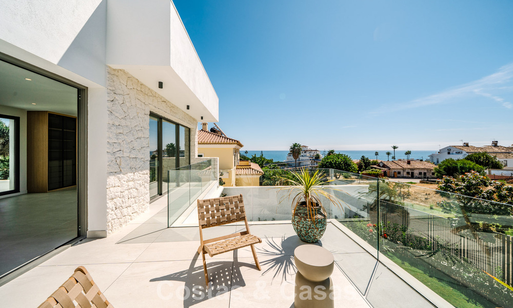 Villa nueva lista para entrar a vivir, con arquitectura contemporánea, en venta a un paso de la playa en Estepona 786254