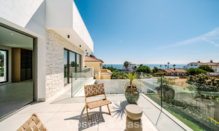 Villa nueva lista para entrar a vivir, con arquitectura contemporánea, en venta a un paso de la playa en Estepona 786254 