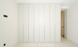 Villa nueva lista para entrar a vivir, con arquitectura contemporánea, en venta a un paso de la playa en Estepona 786255 