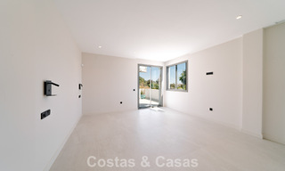 Villa nueva lista para entrar a vivir, con arquitectura contemporánea, en venta a un paso de la playa en Estepona 786257 