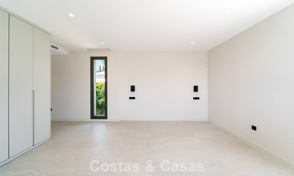 Villa nueva lista para entrar a vivir, con arquitectura contemporánea, en venta a un paso de la playa en Estepona 786258