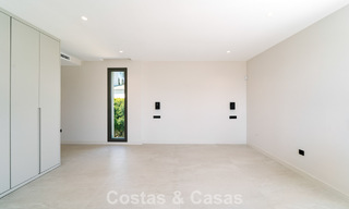 Villa nueva lista para entrar a vivir, con arquitectura contemporánea, en venta a un paso de la playa en Estepona 786258 