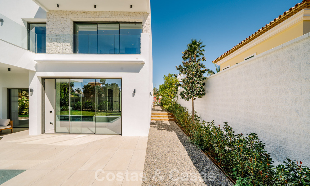 Villa nueva lista para entrar a vivir, con arquitectura contemporánea, en venta a un paso de la playa en Estepona 786259