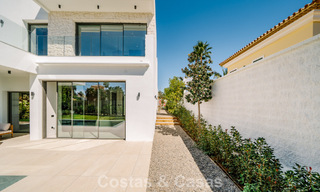 Villa nueva lista para entrar a vivir, con arquitectura contemporánea, en venta a un paso de la playa en Estepona 786259 