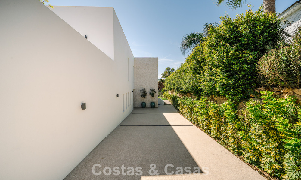 Villa nueva lista para entrar a vivir, con arquitectura contemporánea, en venta a un paso de la playa en Estepona 786260