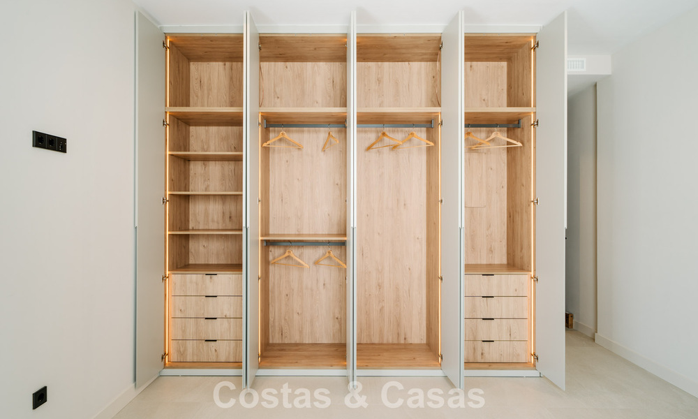 Villa nueva lista para entrar a vivir, con arquitectura contemporánea, en venta a un paso de la playa en Estepona 786261