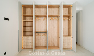 Villa nueva lista para entrar a vivir, con arquitectura contemporánea, en venta a un paso de la playa en Estepona 786261 