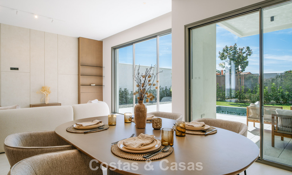 Villa nueva lista para entrar a vivir, con arquitectura contemporánea, en venta a un paso de la playa en Estepona 786262
