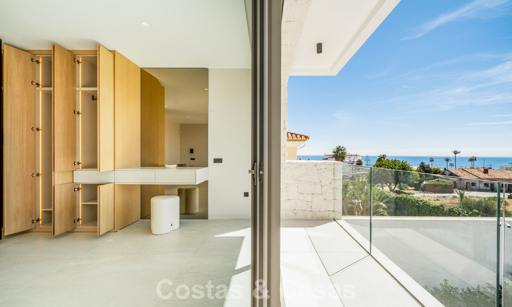 Villa nueva lista para entrar a vivir, con arquitectura contemporánea, en venta a un paso de la playa en Estepona 786263