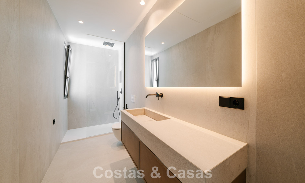 Villa nueva lista para entrar a vivir, con arquitectura contemporánea, en venta a un paso de la playa en Estepona 786264