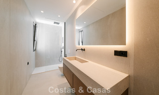 Villa nueva lista para entrar a vivir, con arquitectura contemporánea, en venta a un paso de la playa en Estepona 786264 