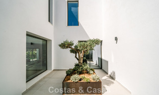 Villa nueva lista para entrar a vivir, con arquitectura contemporánea, en venta a un paso de la playa en Estepona 786265 