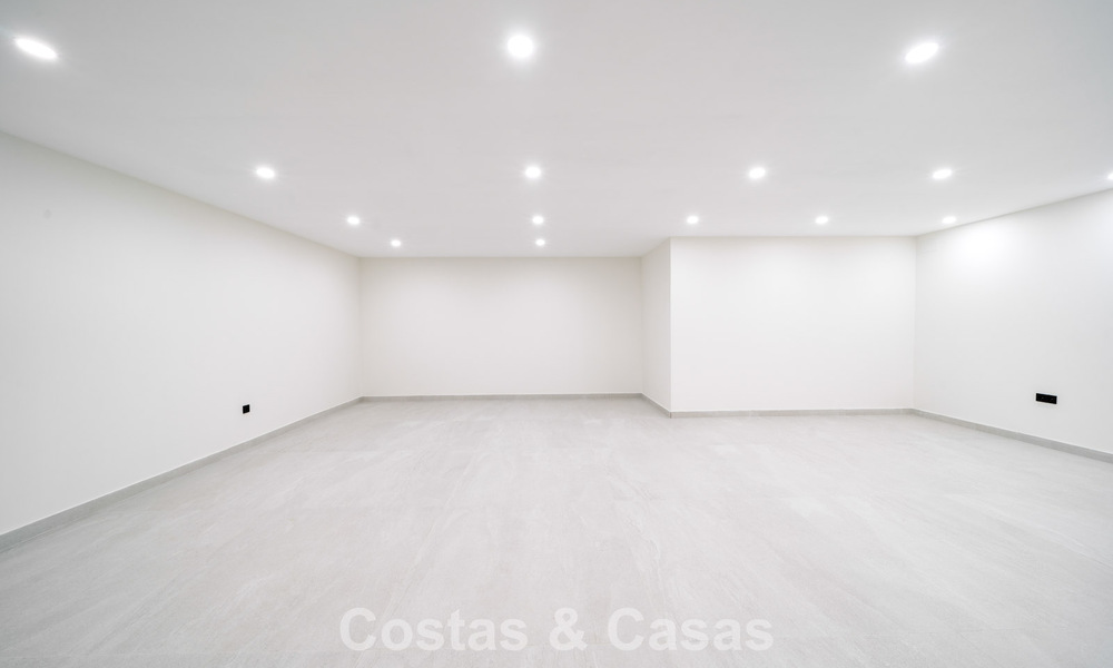 Villa nueva lista para entrar a vivir, con arquitectura contemporánea, en venta a un paso de la playa en Estepona 786266