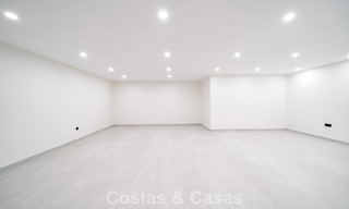 Villa nueva lista para entrar a vivir, con arquitectura contemporánea, en venta a un paso de la playa en Estepona 786266 