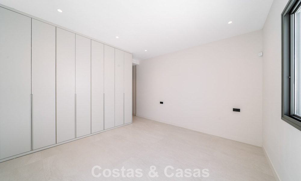 Villa nueva lista para entrar a vivir, con arquitectura contemporánea, en venta a un paso de la playa en Estepona 786267