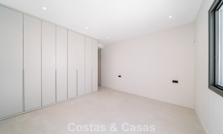 Villa nueva lista para entrar a vivir, con arquitectura contemporánea, en venta a un paso de la playa en Estepona 786267 