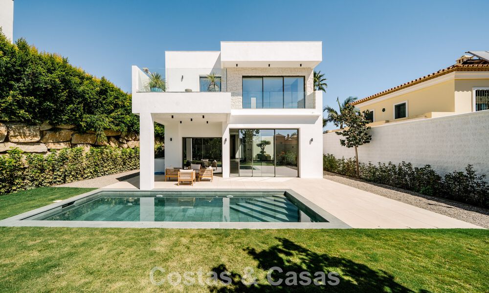 Villa nueva lista para entrar a vivir, con arquitectura contemporánea, en venta a un paso de la playa en Estepona 786268
