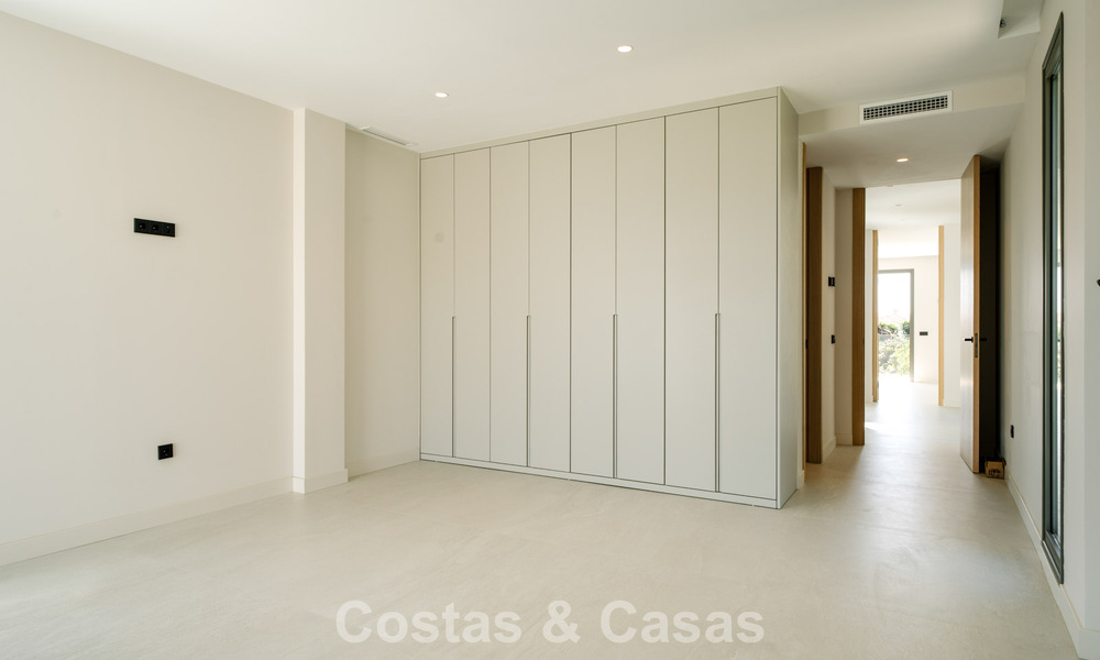 Villa nueva lista para entrar a vivir, con arquitectura contemporánea, en venta a un paso de la playa en Estepona 786270